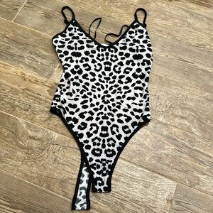 Black and white leopard print body suit. Size xs. Brand is superdown.